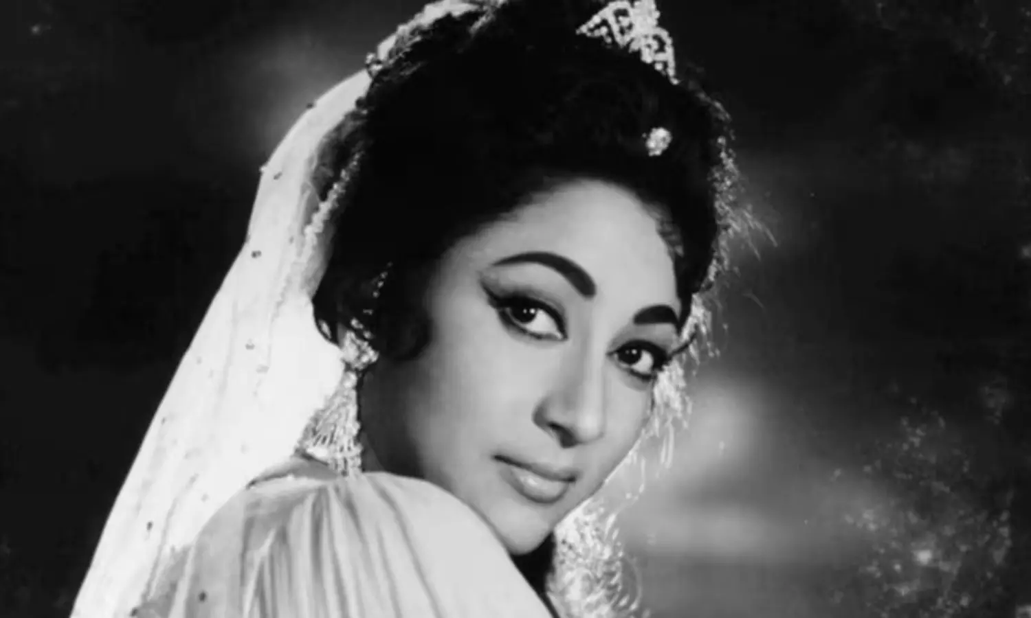 Mala Sinha Controversy:  ఒక్క మాటతో సూపర్‌స్టార్‌ నుంచి జీరోస్థాయికి పడిపోయిన క్రేజీ హీరోయిన్‌
