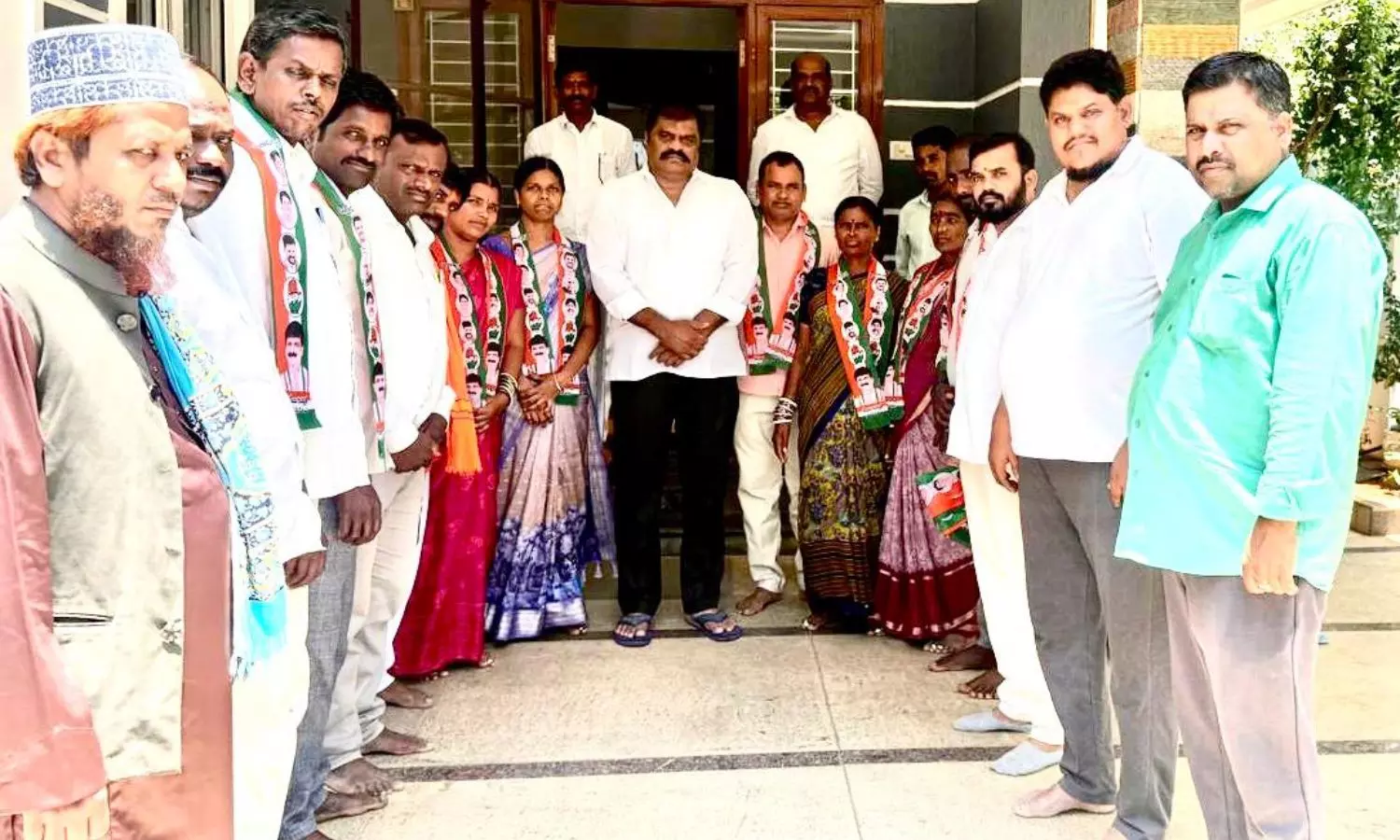 Dubbaka: దుబ్బాకలో బీఆర్‌ఎస్‌కు షాక్.. కాంగ్రెస్‌లో చేరిన ఇబ్రహీంపూర్ వార్డు సభ్యులు..