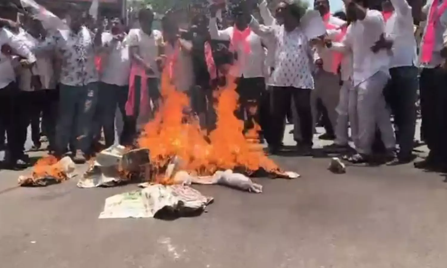 Hyderabad: బండి సంజయ్ దిష్టిబొమ్మ దహనం: పోక్సో కేసులో భగీరథ్‌ను అరెస్ట్ చేయాలని ముఠా గోపాల్ డిమాండ్!