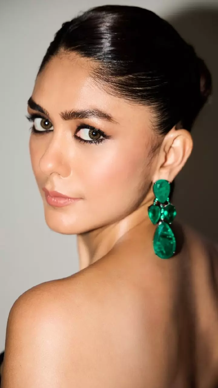 Mrunal Thakur : కాటుక కళ్లతో కెపెక్కిస్తున్న మృణాల్ ఠాకూర్