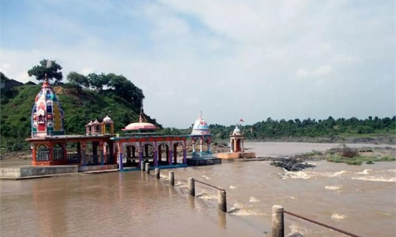 Water Lamp:  ఈ ఆలయంలో నీటితోనే దీపం...శాస్త్రవేత్తలను ఆశ్చర్యపరుస్తున్న గడియాఘాట్ మాతాజీ ఆలయం