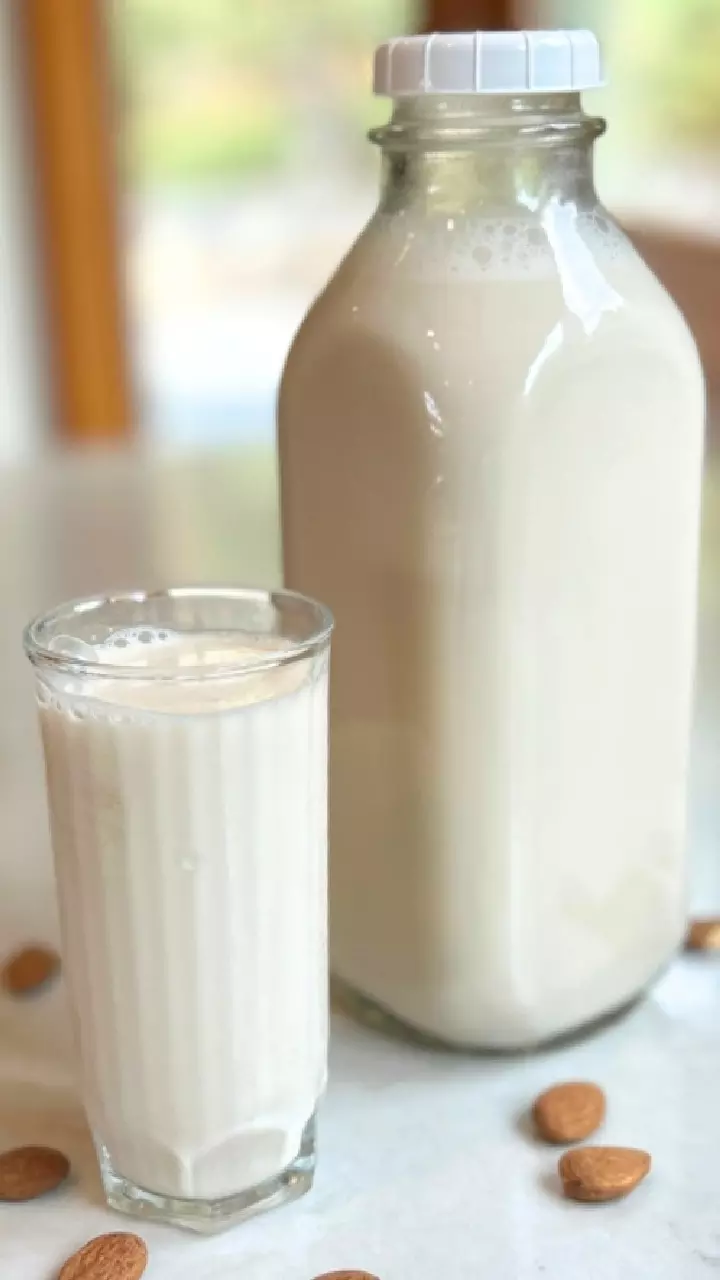 Almond Milk : రోజూ గ్లాస్ బాదం పాలు.. నెల రోజుల్లో మీ శరీరంలో జరిగే అద్భుత మార్పులు ఇవే Almond Milk : రోజూ గ్లాస్ బాదం పాలు.. నెల రోజుల్లో మీ శరీరంలో జరిగే అద్భుత మార్పులు ఇవే