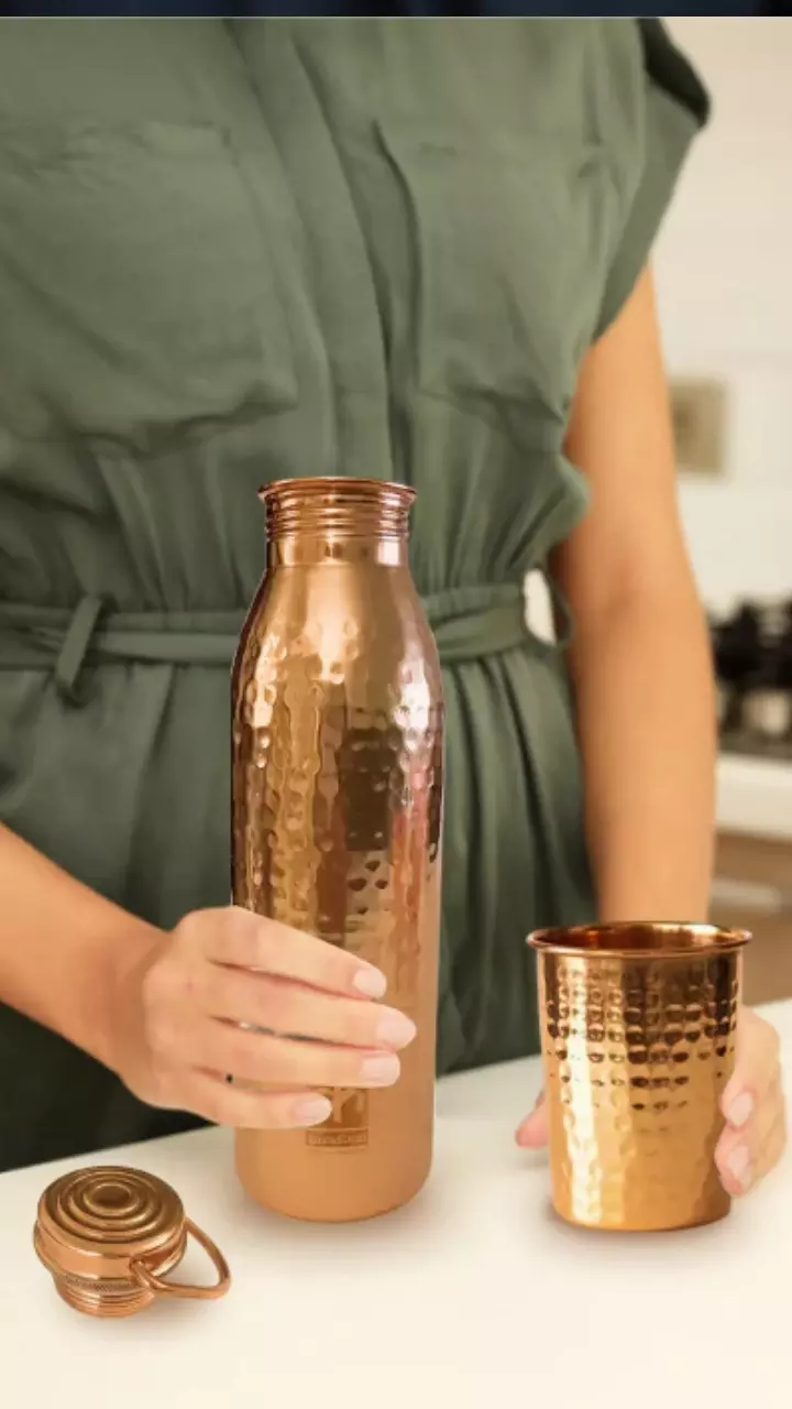 Copper Bottle Mistakes : రాగి పాత్రలో నీళ్లు తాగుతున్నారా? ఈ తప్పులు చేస్తే అమృతం కాస్తా విషమవుతుంది Copper Bottle Mistakes : రాగి పాత్రలో నీళ్లు తాగుతున్నారా? ఈ తప్పులు చేస్తే అమృతం కాస్తా విషమవుతుంది
