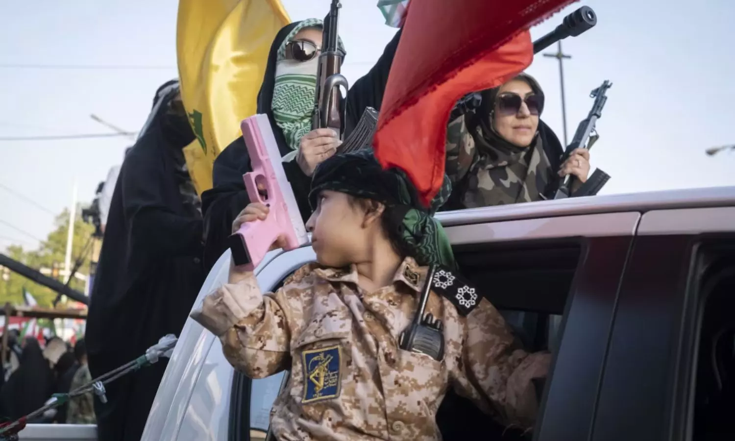 Iran Anti US Rallies: ఇరాన్‌లో ఎటు చూసినా తుపాకులే... ట్రంప్‌కు సవాల్‌ విసురుతున్న ప్రజలు