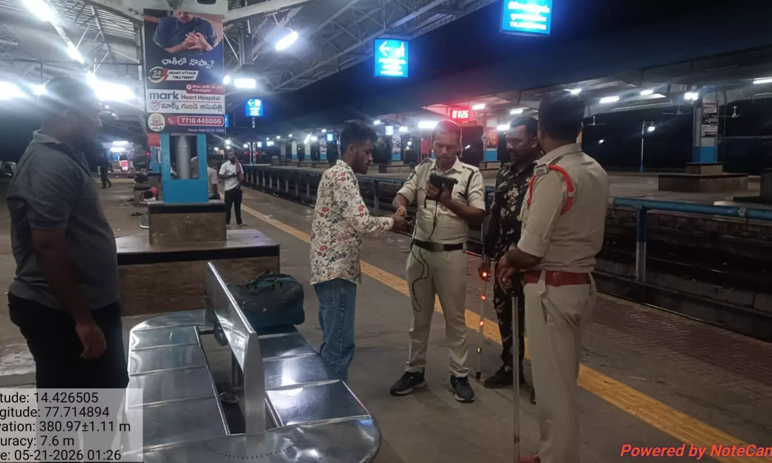 శ్రీ సత్యసాయి జిల్లాలో అర్ధరాత్రి పోలీసుల ఆపరేషన్.. రోడ్లపై తిరిగే యువకులకు కౌన్సిలింగ్, వాహనాల సీజ్!