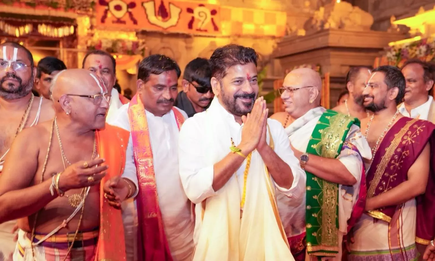 Revanth Reddy: యాదగిరిగుట్టలో సీఎం రేవంత్ రెడ్డి పూజలు.. కంచి పీఠాధిపతి విజయేంద్ర సరస్వతి ఆశీస్సులు!