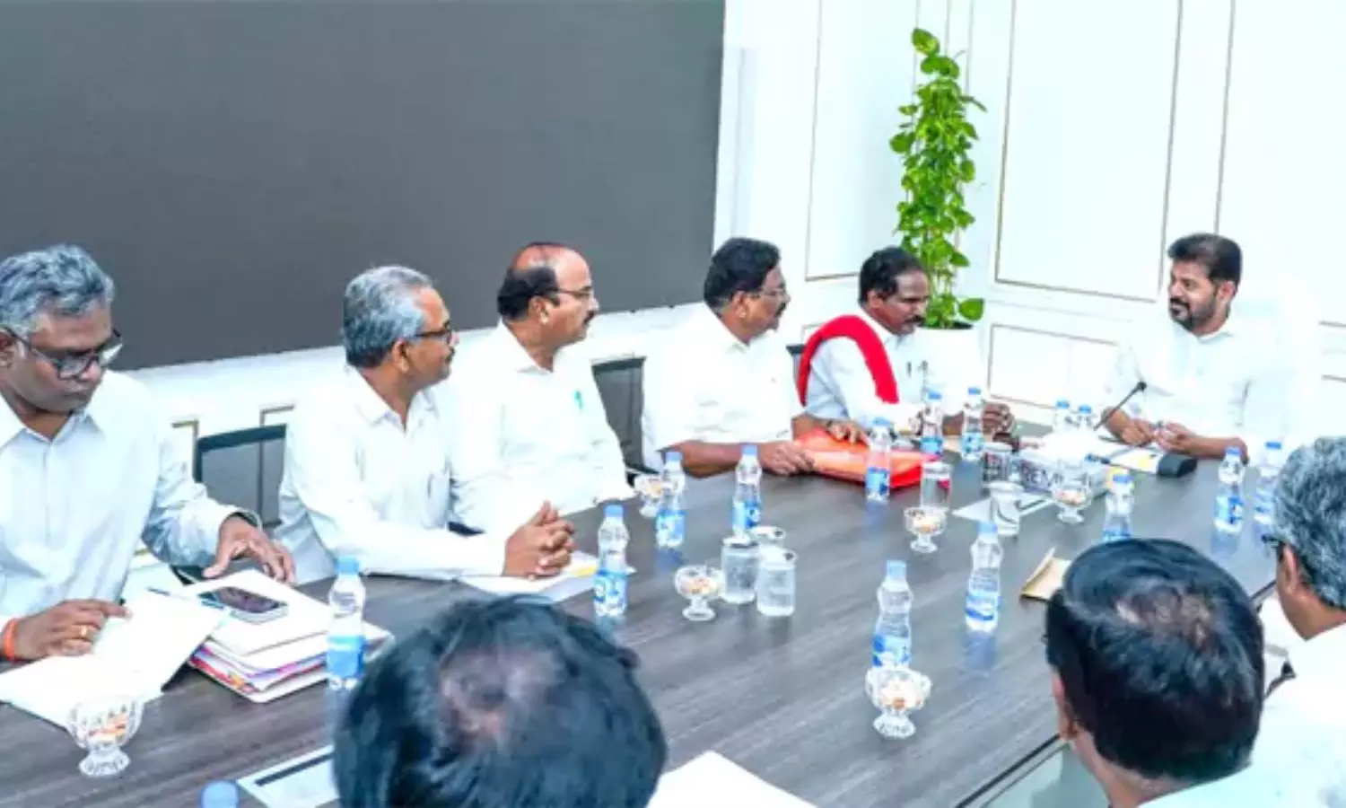 Revanth Reddy: సచివాలయంలో రేవంత్ రెడ్డితో లెఫ్ట్ పార్టీల భేటీ.. వడ్ల కొనుగోళ్లు, మూసీ ప్రాజెక్టుపై సీఎం కీలక వ్యాఖ్యలు! Revanth Reddy: సచివాలయంలో రేవంత్ రెడ్డితో లెఫ్ట్ పార్టీల భేటీ.. వడ్ల కొనుగోళ్లు, మూసీ ప్రాజెక్టుపై సీఎం కీలక వ్యాఖ్యలు!