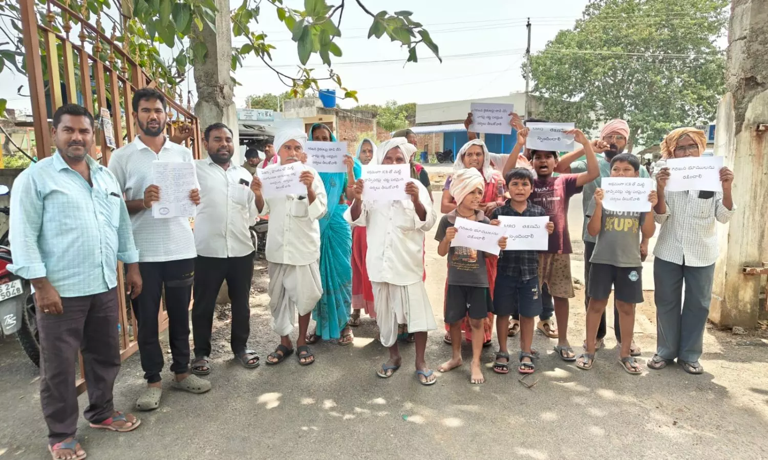 Gudur: గూడూరులో అక్రమ మట్టి మాఫియాపై రైతుల సమరభేరి: తహసిల్దార్ కార్యాలయం ముట్టడి.. Gudur: గూడూరులో అక్రమ మట్టి మాఫియాపై రైతుల సమరభేరి: తహసిల్దార్ కార్యాలయం ముట్టడి..