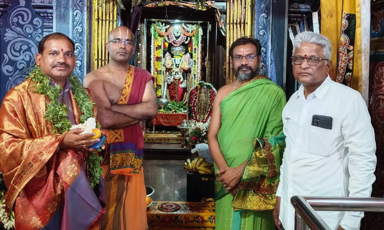 ఆనంద్‌బాగ్‌ వేంకటేశ్వర స్వామి ఆలయంలో రాష్ట్ర ఎన్నికల సంఘం కార్యదర్శి లింగ్యా నాయక్ ఐఏఎస్ ప్రత్యేక పూజలు!