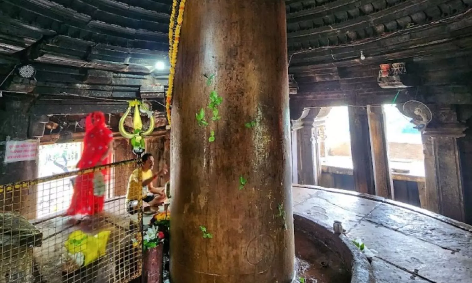 Khajuraho: ఎత్తు పెరుగుతున్న శివలింగం...యుగాంతానికి దారి చూపుతున్న నిధి Khajuraho: ఎత్తు పెరుగుతున్న శివలింగం...యుగాంతానికి దారి చూపుతున్న నిధి
