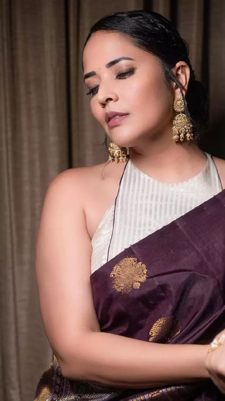 Anasuya : పద్ధతికి పట్టుచీర కట్టిన రంగమ్మత్త.. బ్లాక్ శారీలో భలే ఉందిగా.. Anasuya : పద్ధతికి పట్టుచీర కట్టిన రంగమ్మత్త.. బ్లాక్ శారీలో భలే ఉందిగా..