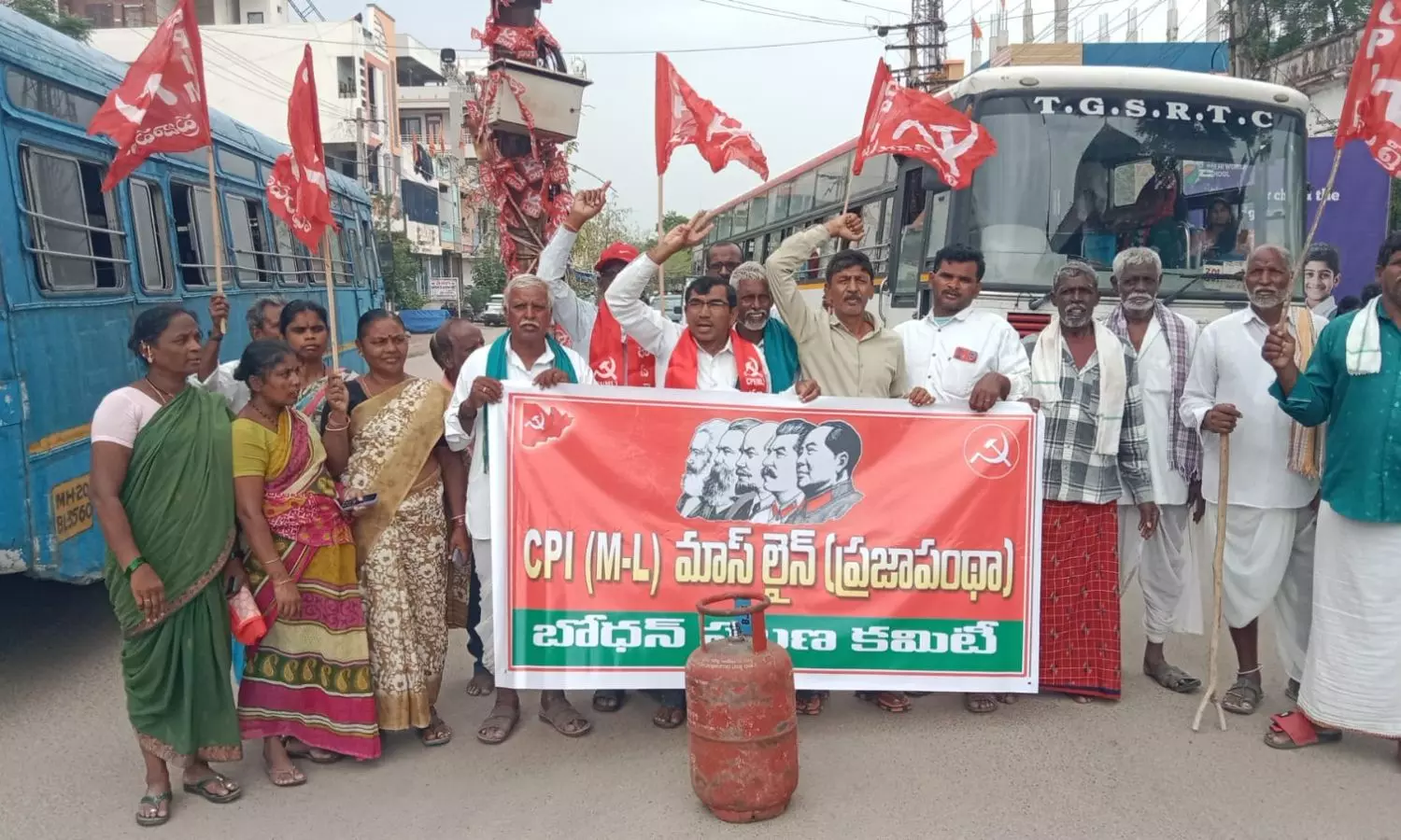 Bodhan: బోధన్లో ఖాళీ సిలిండర్లతో ‘ప్రజా పంథా’ వినూత్న నిరసన.. మోడీ ప్రభుత్వంపై మల్లేష్ తీవ్ర ఆగ్రహం! Bodhan: బోధన్లో ఖాళీ సిలిండర్లతో ‘ప్రజా పంథా’ వినూత్న నిరసన.. మోడీ ప్రభుత్వంపై మల్లేష్ తీవ్ర ఆగ్రహం!