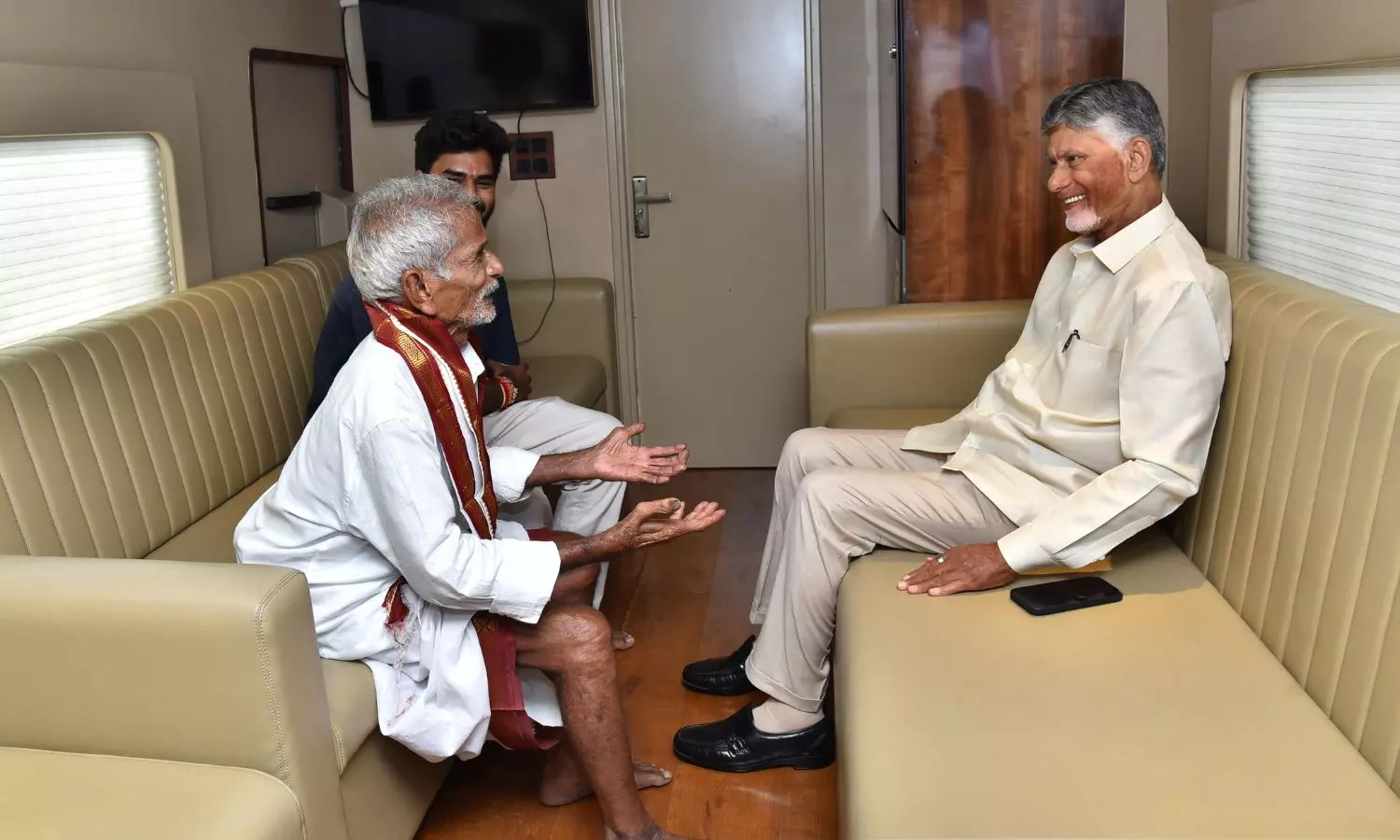 Chandrababu: అభిమాని కోరిక తీర్చిన చంద్రబాబు... ఆప్యాయ పలకరింపుతో మరింత దగ్గరైన సీఎం Chandrababu: అభిమాని కోరిక తీర్చిన చంద్రబాబు... ఆప్యాయ పలకరింపుతో మరింత దగ్గరైన సీఎం