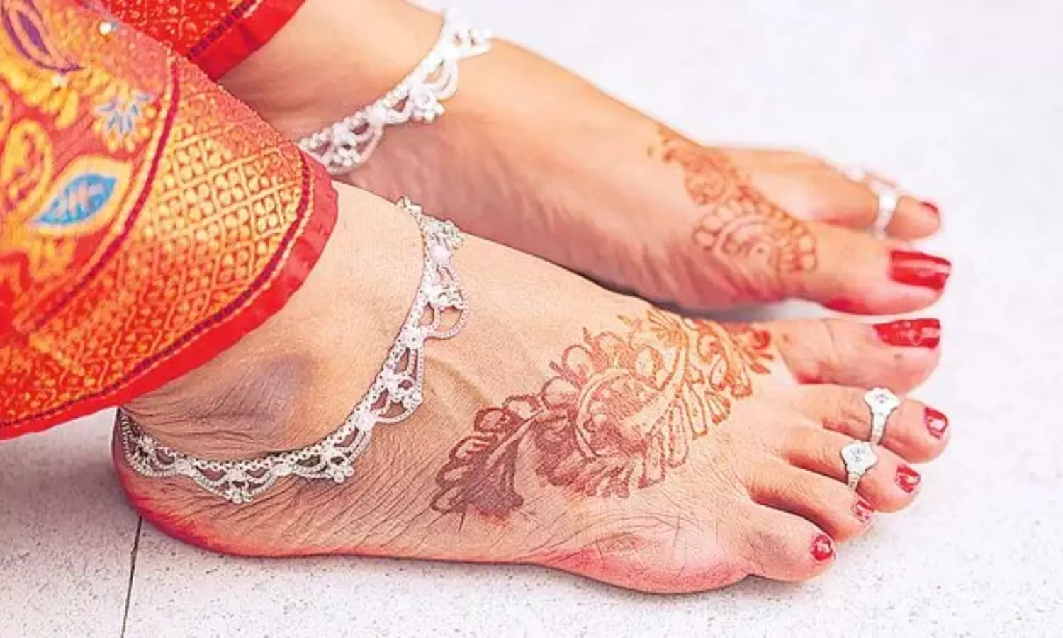 Silver Anklets Benefits: కాలి పట్టీలు... సంప్రదాయం ఒక్కటే కాదు...అద్భుతమైన సైన్స్కూడా దాగుంది Silver Anklets Benefits: కాలి పట్టీలు... సంప్రదాయం ఒక్కటే కాదు...అద్భుతమైన సైన్స్కూడా దాగుంది