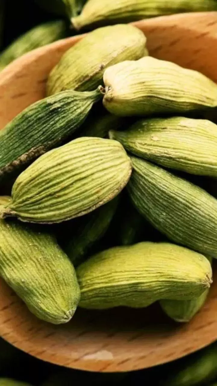Cardamom : రాత్రి పడుకునే ముందు యాలకులు తింటే.. అద్భుత ప్రయోజనాలు మీ సొంతం