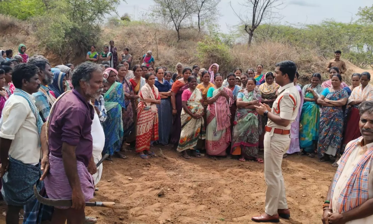 Lachhanapalli: లచ్చనపల్లిలో ఎస్సై సురేష్ అవగాహన సదస్సు: ఉపాధి కూలీలకు సైబర్ మోసాలు, భద్రతపై పాఠాలు!