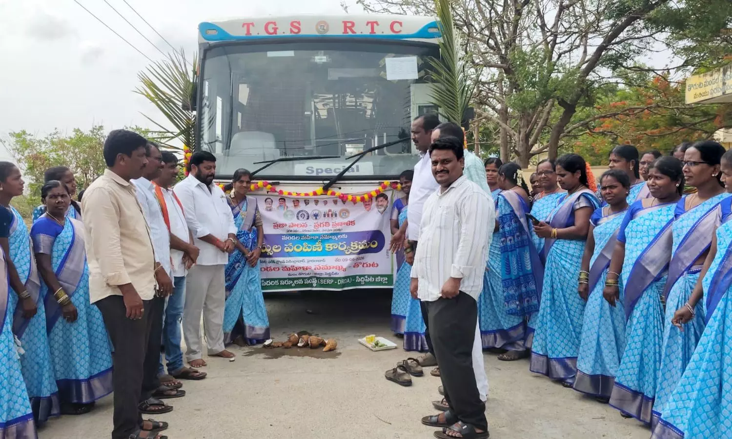 Thoguta: తొగుట మహిళా సమాఖ్య అద్దె బస్సు ప్రారంభం.. మహిళా సంఘానికి నెలకు రూ.69,400 స్థిర ఆదాయం! Thoguta: తొగుట మహిళా సమాఖ్య అద్దె బస్సు ప్రారంభం.. మహిళా సంఘానికి నెలకు రూ.69,400 స్థిర ఆదాయం!