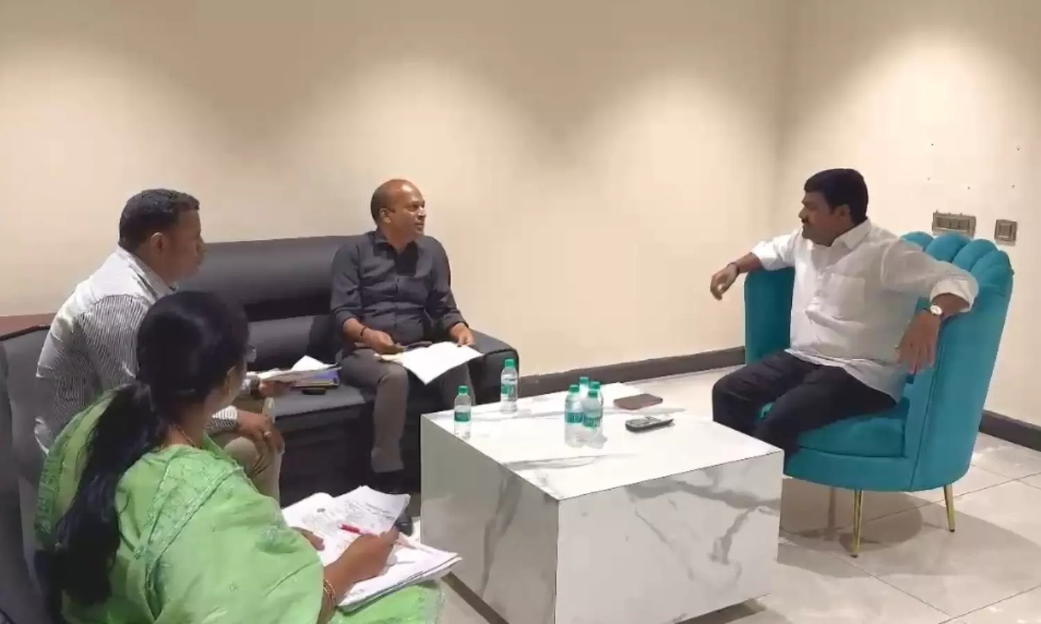 చొప్పదండిలో ఆర్‌టీసీ అధికారులతో ఎమ్మెల్యే డా. మేడిపల్లి సత్యం సమీక్ష.. మోడల్ స్కూల్, నైట్ హాల్ట్ బస్సులను పునరుద్ధరించాలని ఆదేశం!