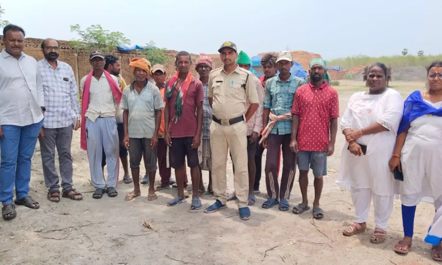 అద్దంకిలో అధికారుల మెరుపు దాడులు: ఇటుక బట్టీల్లో వెట్టిచాకిరి గుట్టురట్టు.. 10 మంది ఒడిశా కార్మికులకు విముక్తి!