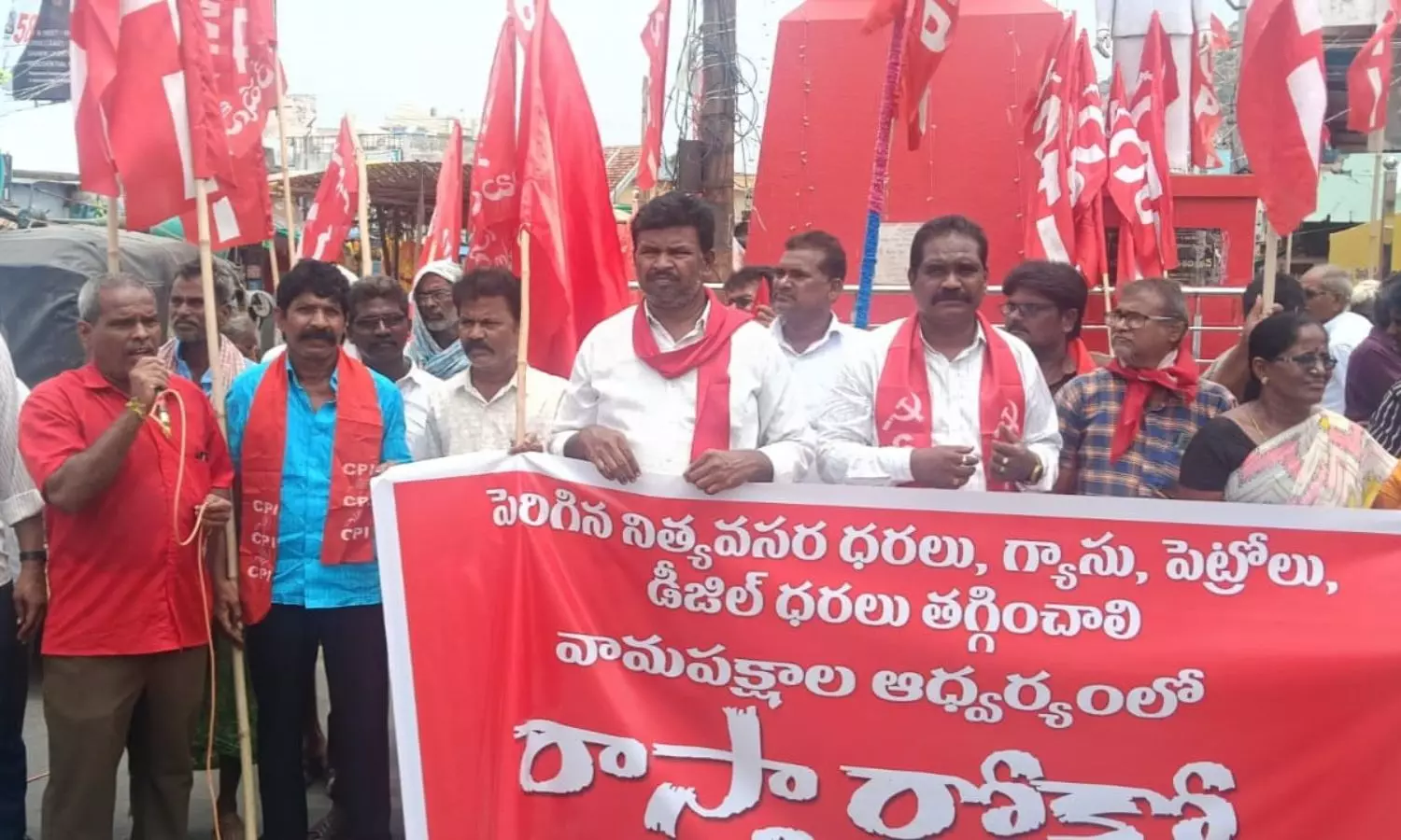 వినుకొండలో వామపక్షాల రాస్తారోకో: శివయ్య స్తూపం సెంటర్ వద్ద నిరసన జ్వాల.. స్తంభించిన ట్రాఫిక్!