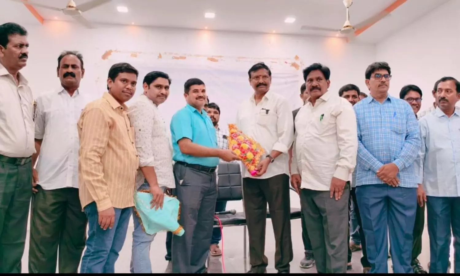 మార్కాపురం ఎమ్మెల్యే కందుల నారాయణరెడ్డి బంపర్ ఆఫర్: హెడ్‌మాస్టర్‌కు రూ.1 లక్ష నగదు బహుమతి ప్రకటన!