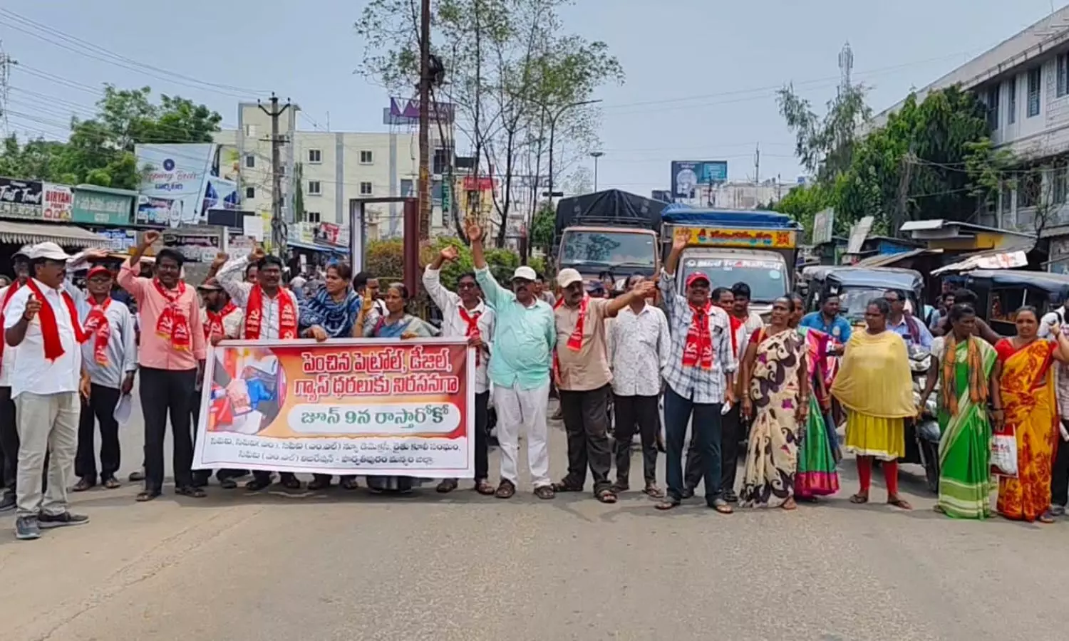 పార్వతీపురంలో వామపక్షాల రహదారి దిగ్బంధం: ఆర్టీసీ కాంప్లెక్స్ వద్ద భారీ రాస్తారోకో.. స్తంభించిన రవాణా!
