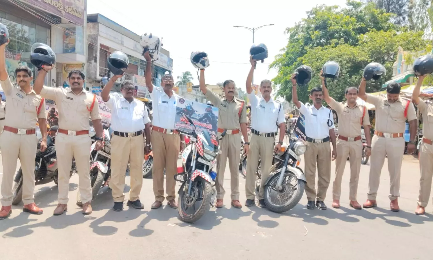 ఎస్పీ బిందు మాధవ్ ఆదేశాలతో యాక్షన్: పిఠాపురంలో ట్రాఫిక్ రూల్స్, హెల్మెట్ వాడకంపై పోలీసుల ముమ్మర ప్రచారం!