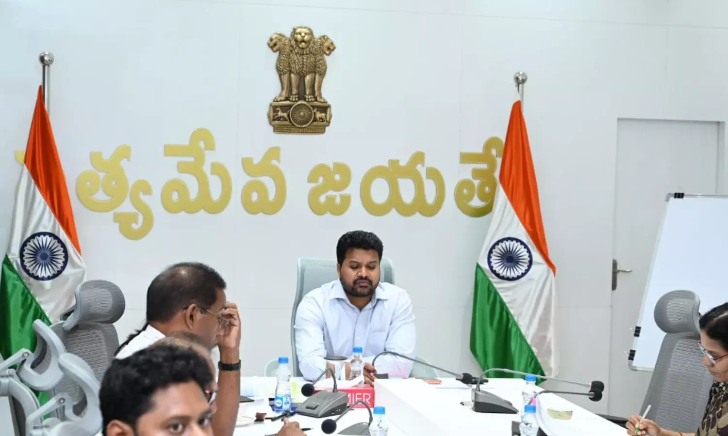 Konaseema: కోనసీమ జిల్లాలో ‘భూ రీ-సర్వే’పై కలెక్టర్ మహేష్ కుమార్ సమీక్ష: జనవరి నాటికి కొత్త పాస్ పుస్తకాల పంపిణీ! Konaseema: కోనసీమ జిల్లాలో ‘భూ రీ-సర్వే’పై కలెక్టర్ మహేష్ కుమార్ సమీక్ష: జనవరి నాటికి కొత్త పాస్ పుస్తకాల పంపిణీ!