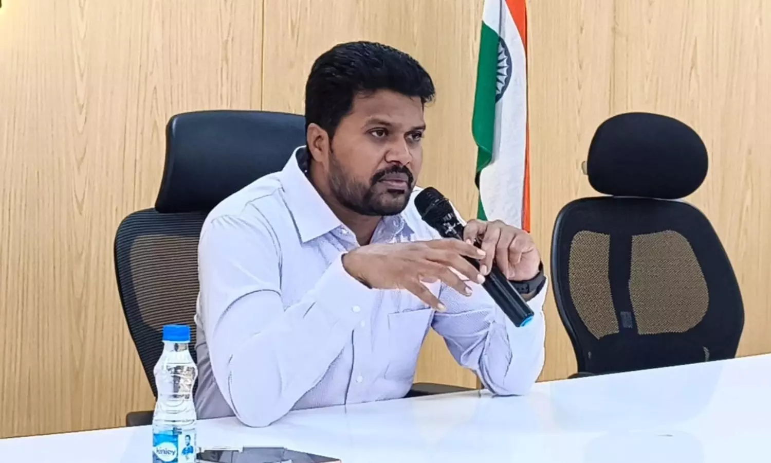 కరెంట్ బిల్లుల భారానికి సోలార్ బ్రేక్.. కోనసీమ జిల్లాలో 10 మేజర్ పంచాయతీల ఎంపిక! కరెంట్ బిల్లుల భారానికి సోలార్ బ్రేక్.. కోనసీమ జిల్లాలో 10 మేజర్ పంచాయతీల ఎంపిక!