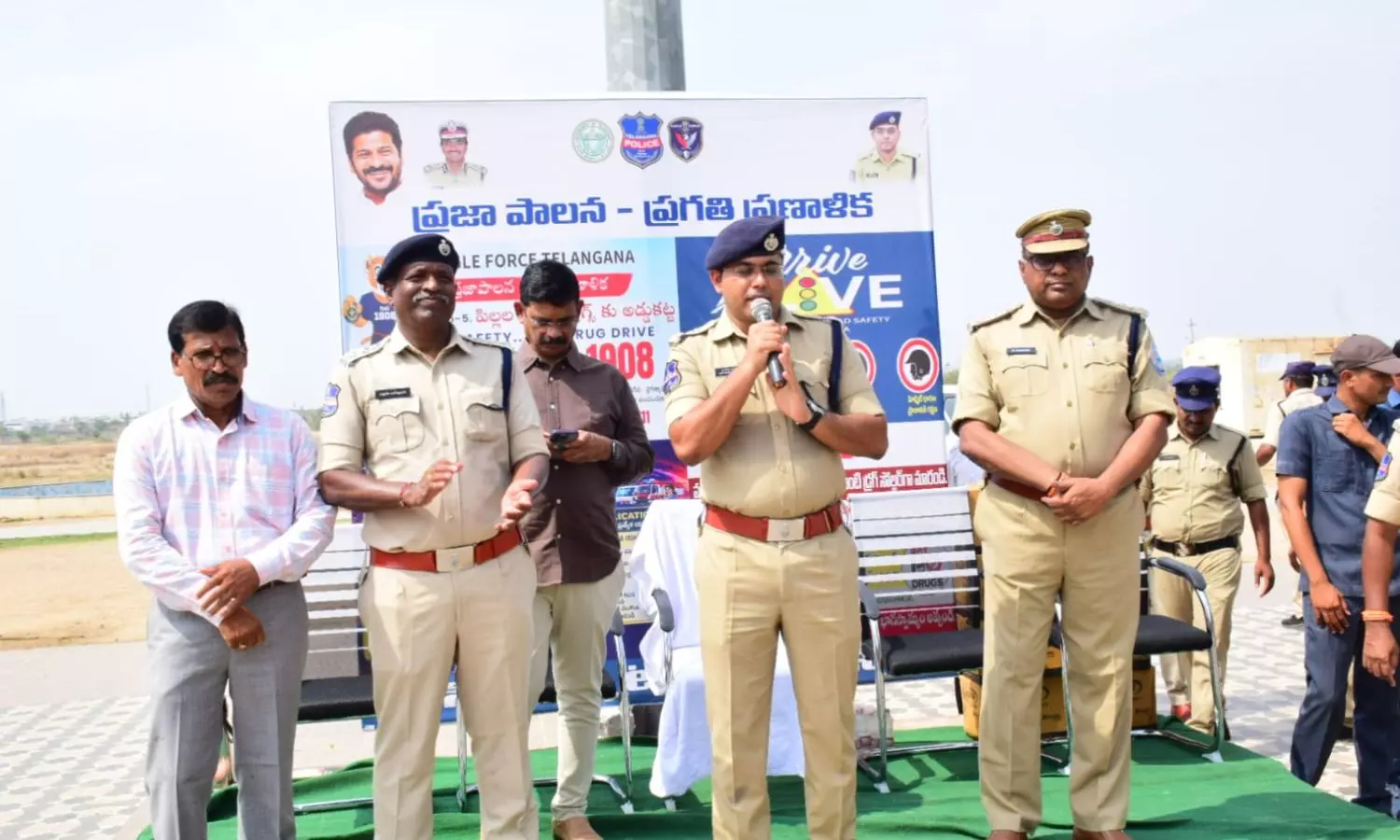 సిరిసిల్లలో పోలీసుల ‘అరైవ్-అలైవ్’ ర్యాలీ.. హెల్మెట్లు పంపిణీ చేసిన ఎస్పీ మహేష్ బిగితే!