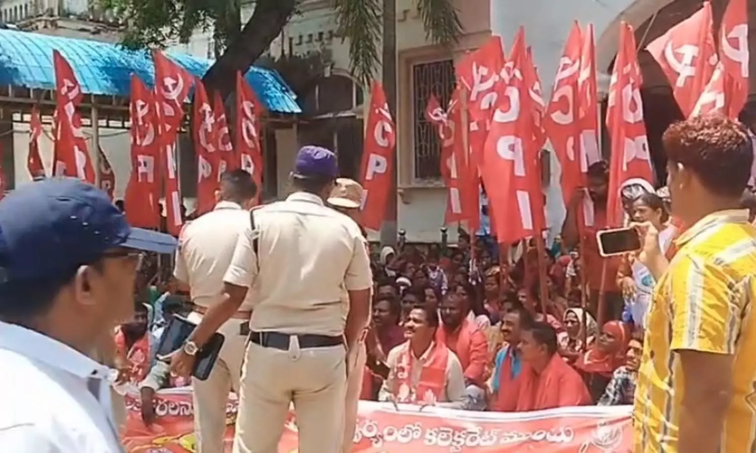 Hanumakonda: సీపీఐ ఆధ్వర్యంలో కలెక్టరేట్ల ముట్టడి.. పోలీసులతో భారీ తోపులాట, పెరిగిన ధరలపై ఆగ్రహం!