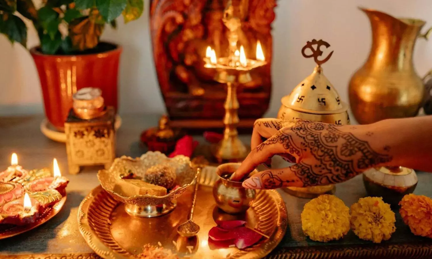 Daily Puja: నిత్యపూజలో ఈ ఐదే కీలకం... పొరపాటున మర్చిపోతే కలలో కూడా ఊహించని తిప్పలు తప్పవు Daily Puja: నిత్యపూజలో ఈ ఐదే కీలకం... పొరపాటున మర్చిపోతే కలలో కూడా ఊహించని తిప్పలు తప్పవు