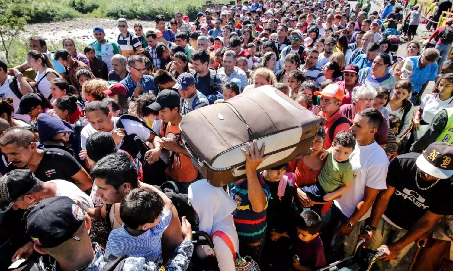 UNHCR: ప్రపంచానికి వలస భయంః ప్రతీ 70 మందిలో ఒకరు... యుద్ధాలు, ఘర్షణలే కారణం UNHCR: ప్రపంచానికి వలస భయంః ప్రతీ 70 మందిలో ఒకరు... యుద్ధాలు, ఘర్షణలే కారణం