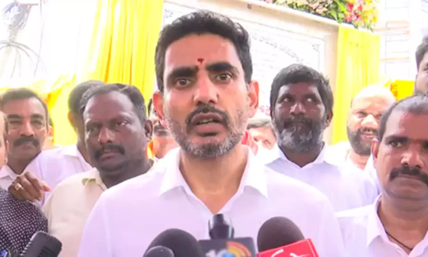 Nara Lokesh: తాడేపల్లి ప్యాలెస్ వద్ద నారా లోకేశ్ సవాల్.. జగన్ ఇల్లు 200 మీటర్ల దూరంలోనే ఉందంటూ చాలెంజ్!