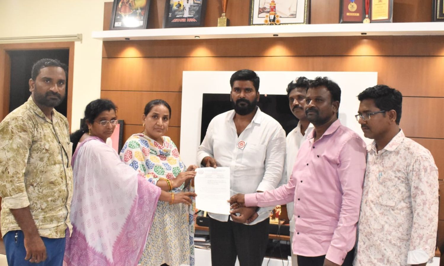జనసేన నేత కిషోర్ గునుకులను కలిసిన టీచర్స్.. పవన్ కళ్యాణ్ దృష్టికి