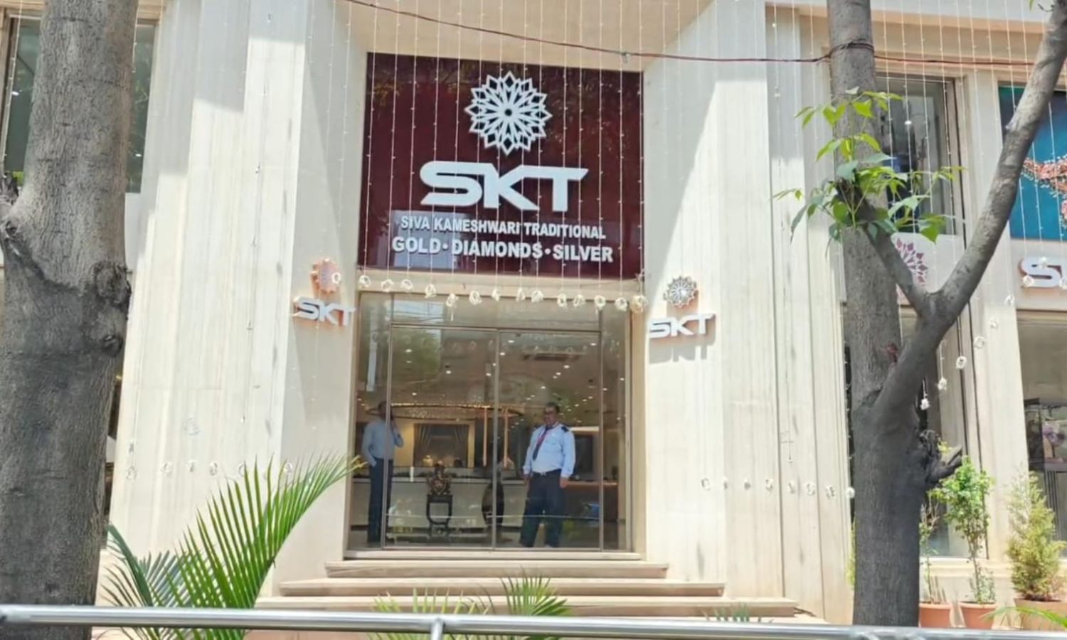 జూబ్లీహిల్స్ లో బంగారు ఆభరణాల చోరీ.. నలుగురు ఉద్యోగులపై కేసు