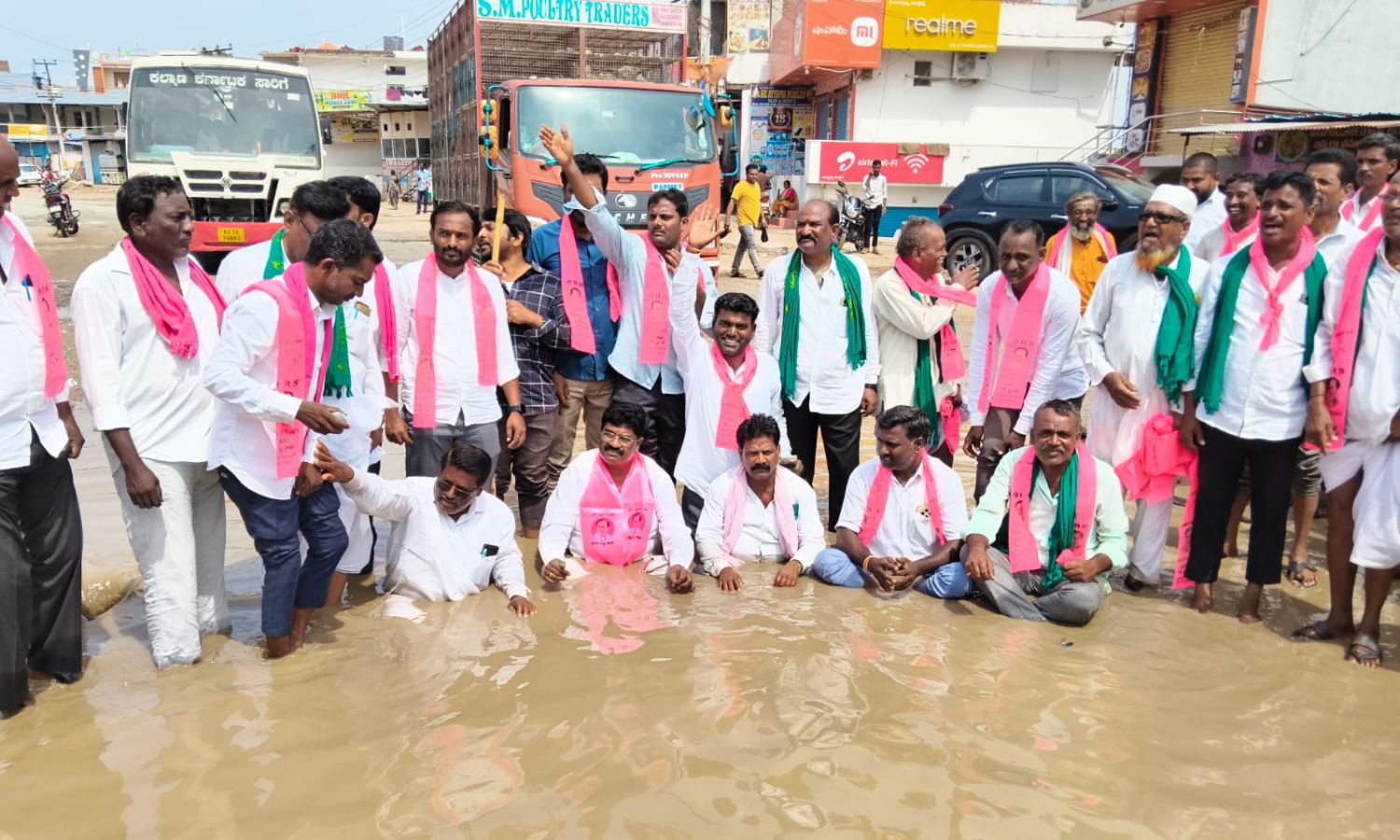 బిచ్కుంద రోడ్డు గుంతల్లో కూర్చుని మాజీ ఎమ్మెల్యే ధర్నా
