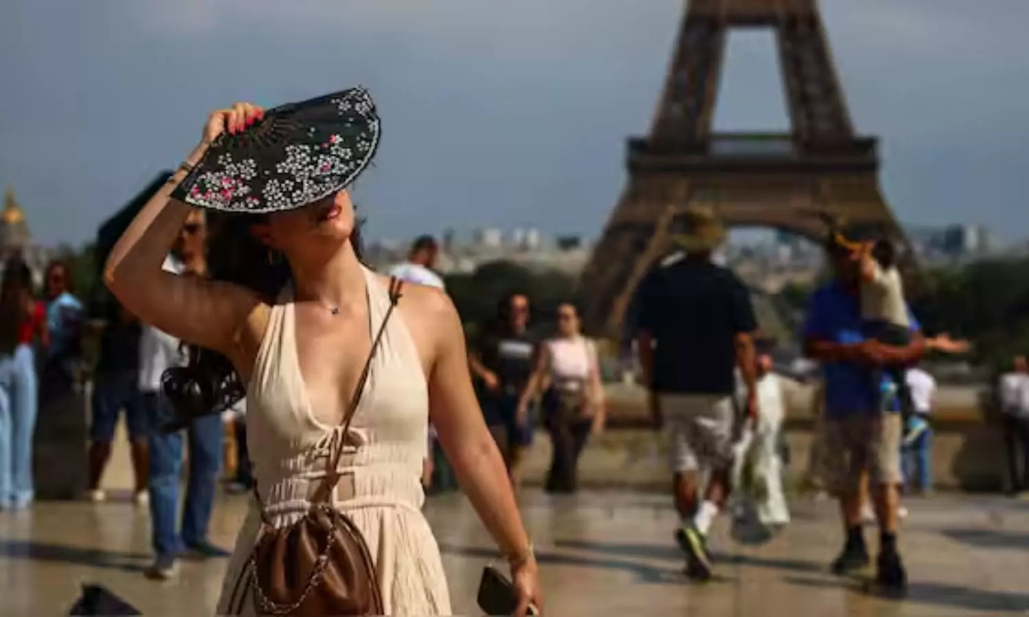 France Heatwave: విచిత్రంః హీట్‌వేవ్‌ దెబ్బకు ఫ్రాన్స్‌లో మద్యం బ్యాన్‌...షాపింగ్‌ మాల్స్‌లో బిగ్‌ఫైట్‌