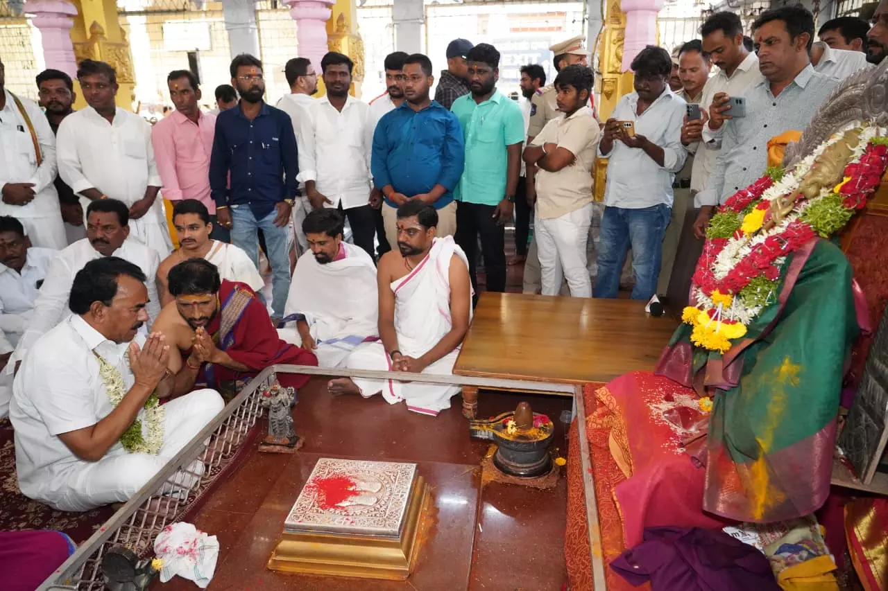బాసర సరస్వతీ క్షేత్రంలో మంత్రి జూపల్లి.. గోదావరి పుష్కర ఏర్పాట్లపై అధికారులతో సమీక్ష! బాసర సరస్వతీ క్షేత్రంలో మంత్రి జూపల్లి.. గోదావరి పుష్కర ఏర్పాట్లపై అధికారులతో సమీక్ష!
