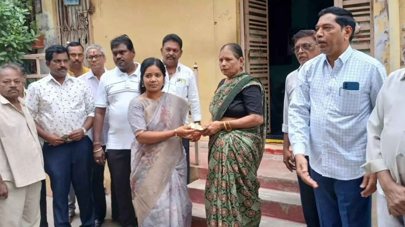 Markapuram: లబ్ధిదారులతో మమేకమైన కలెక్టర్ విజయ సునీత పింఛన్ల పంపిణీ! Markapuram: లబ్ధిదారులతో మమేకమైన కలెక్టర్ విజయ సునీత పింఛన్ల పంపిణీ!