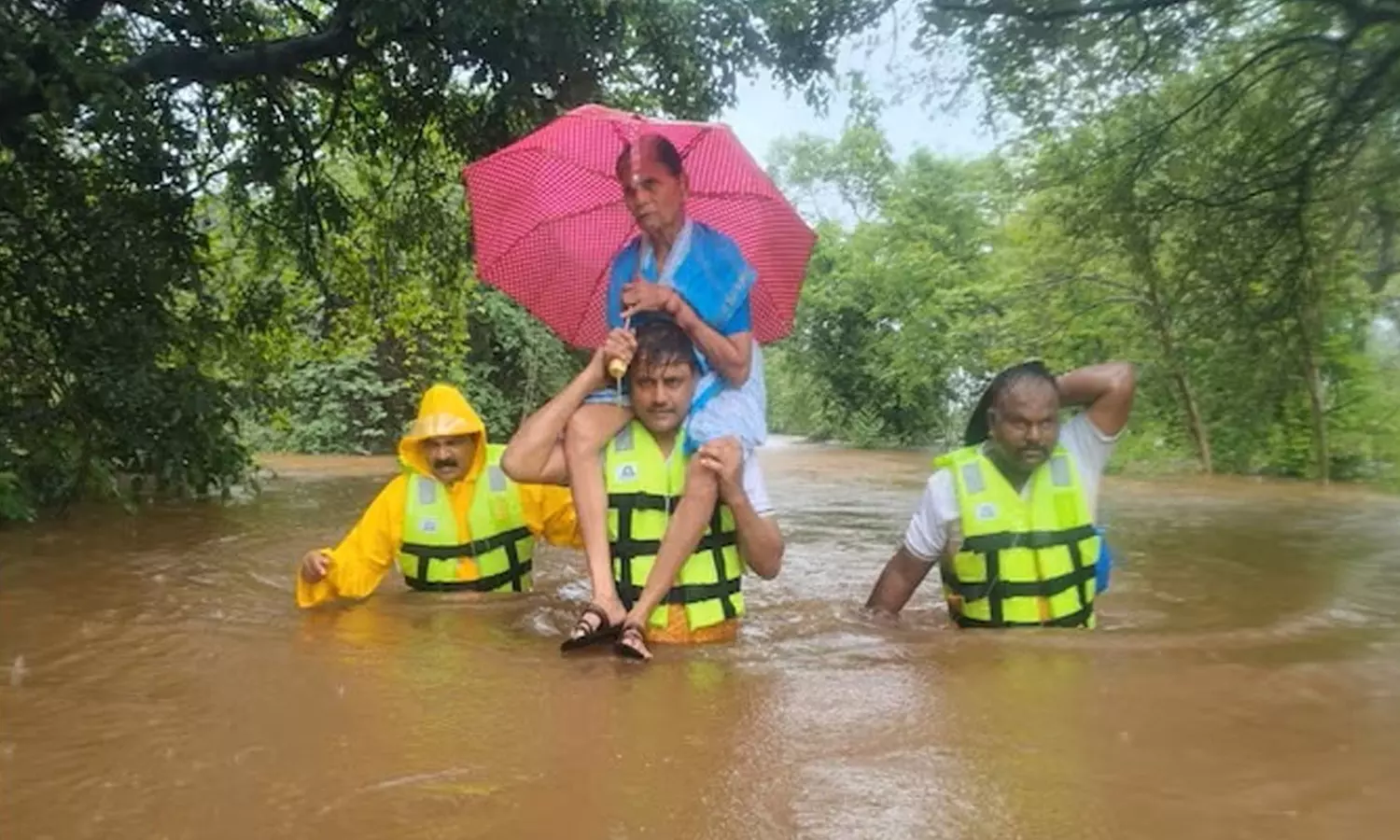 Viral News : మహారాష్ట్ర వరదల్లో మానవత్వం.. ఖాకీకి సెల్యూట్ అంటున్న నెటిజన్లు.! Viral News : మహారాష్ట్ర వరదల్లో మానవత్వం.. ఖాకీకి సెల్యూట్ అంటున్న నెటిజన్లు.!