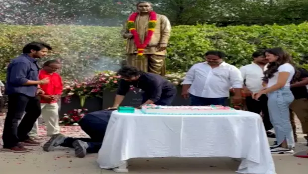 తండ్రిని హత్తుకుని భావోద్వేగానికి లోనైన అఖిల్ తండ్రిని హత్తుకుని భావోద్వేగానికి లోనైన అఖిల్