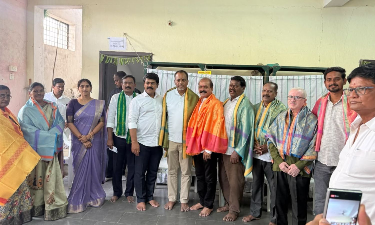 చేనేత సంఘం చైర్మన్ రవికుమార్, వైస్ చైర్మన్ గంగ మోహన్
