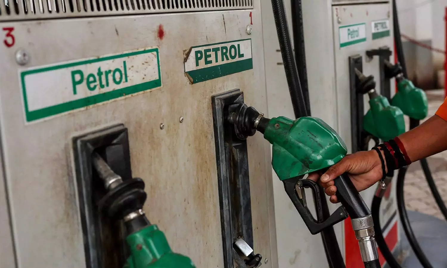 Petrol and diesel sales: రైతుల డిమాండ్తో పెరిగిన పెట్రోల్, డీజిల్ అమ్మకాలు! Petrol and diesel sales: రైతుల డిమాండ్తో పెరిగిన పెట్రోల్, డీజిల్ అమ్మకాలు!