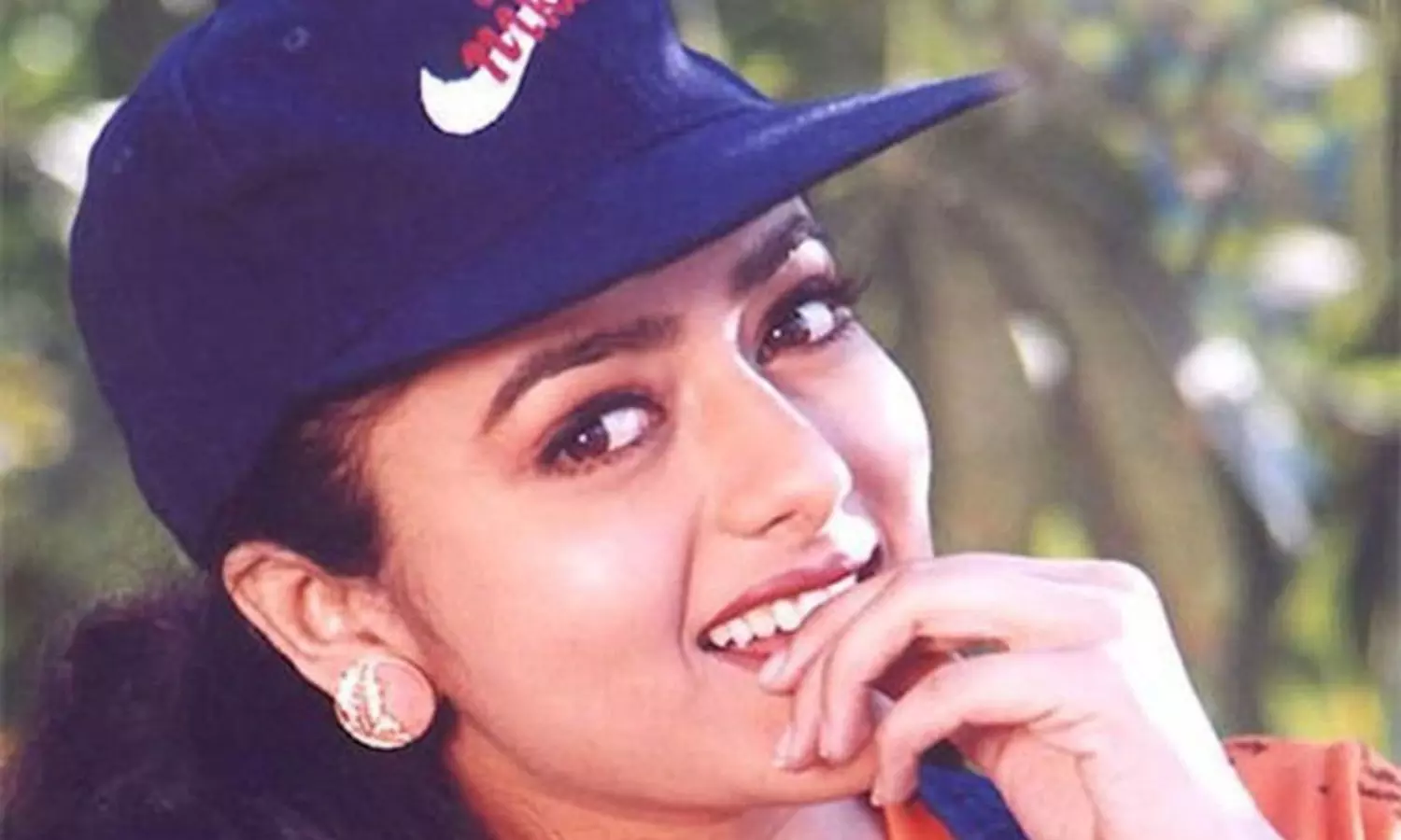Soundarya: వెండితెర సౌందర్యం... నటనలో విరబూసిన పవిత్ర కుసుమం Soundarya: వెండితెర సౌందర్యం... నటనలో విరబూసిన పవిత్ర కుసుమం