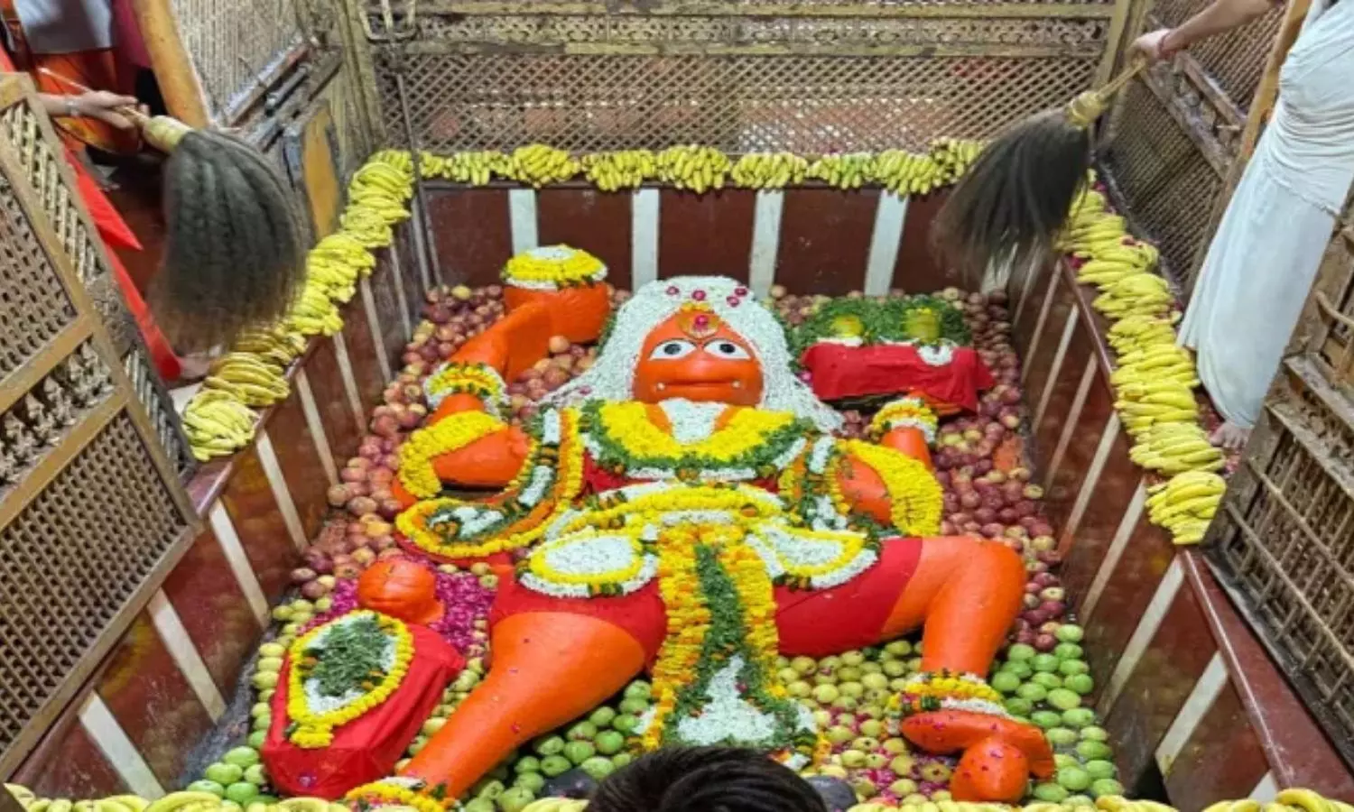 Bade Hanuman Temple: ఉత్తరప్రదేశ్లో అద్భుతం.... శివుడి ఆజ్ఞతో హనుమంతుడికి గంగమ్మ అభిషేకం Bade Hanuman Temple: ఉత్తరప్రదేశ్లో అద్భుతం.... శివుడి ఆజ్ఞతో హనుమంతుడికి గంగమ్మ అభిషేకం