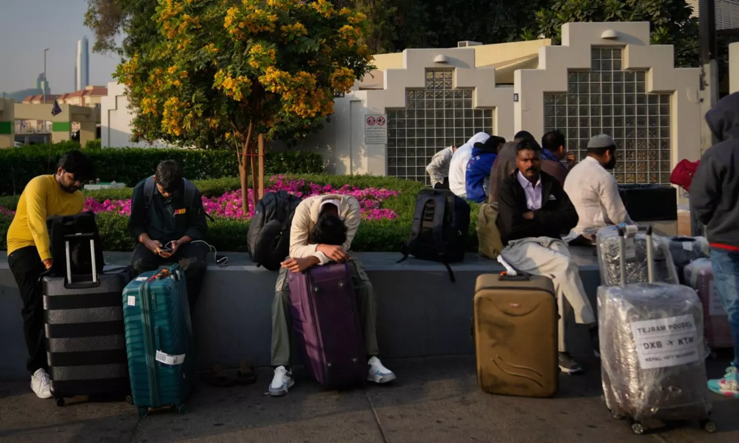 Dubai Job Crisis: వార్ ఎఫెక్ట్... గల్ప్లో పెరుగుతున్న నిరుద్యోగం Dubai Job Crisis: వార్ ఎఫెక్ట్... గల్ప్లో పెరుగుతున్న నిరుద్యోగం