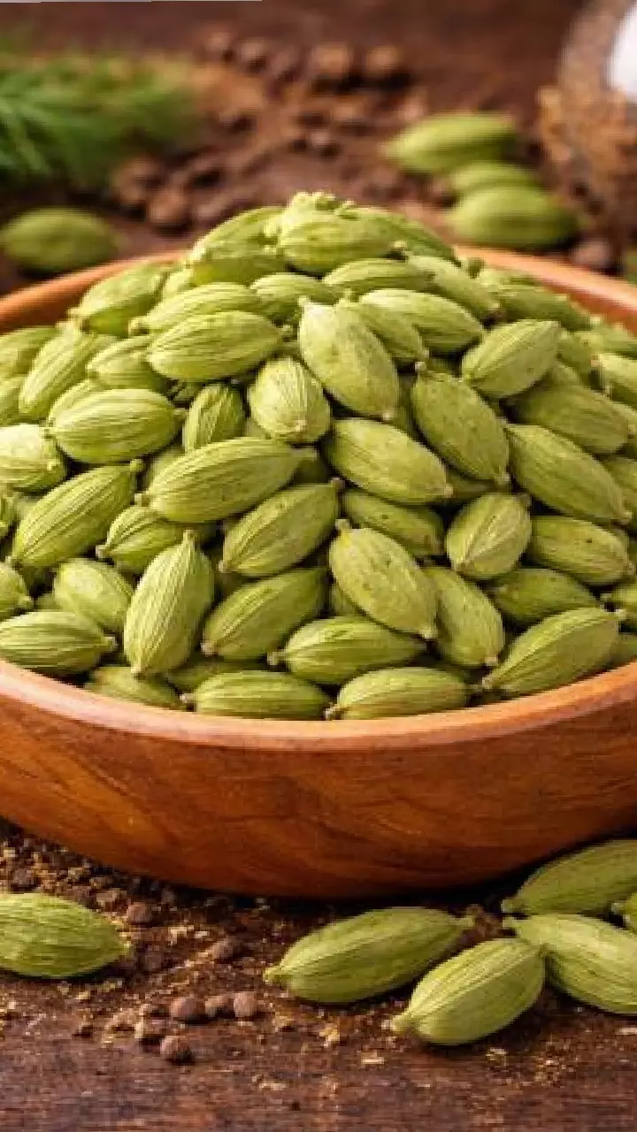 Cardamom : యాలుకలు + తేనె.. ఈ వంటింటి చిట్కాతో సూపర్ ఎనర్జీ మీ సొంతం Cardamom : యాలుకలు + తేనె.. ఈ వంటింటి చిట్కాతో సూపర్ ఎనర్జీ మీ సొంతం