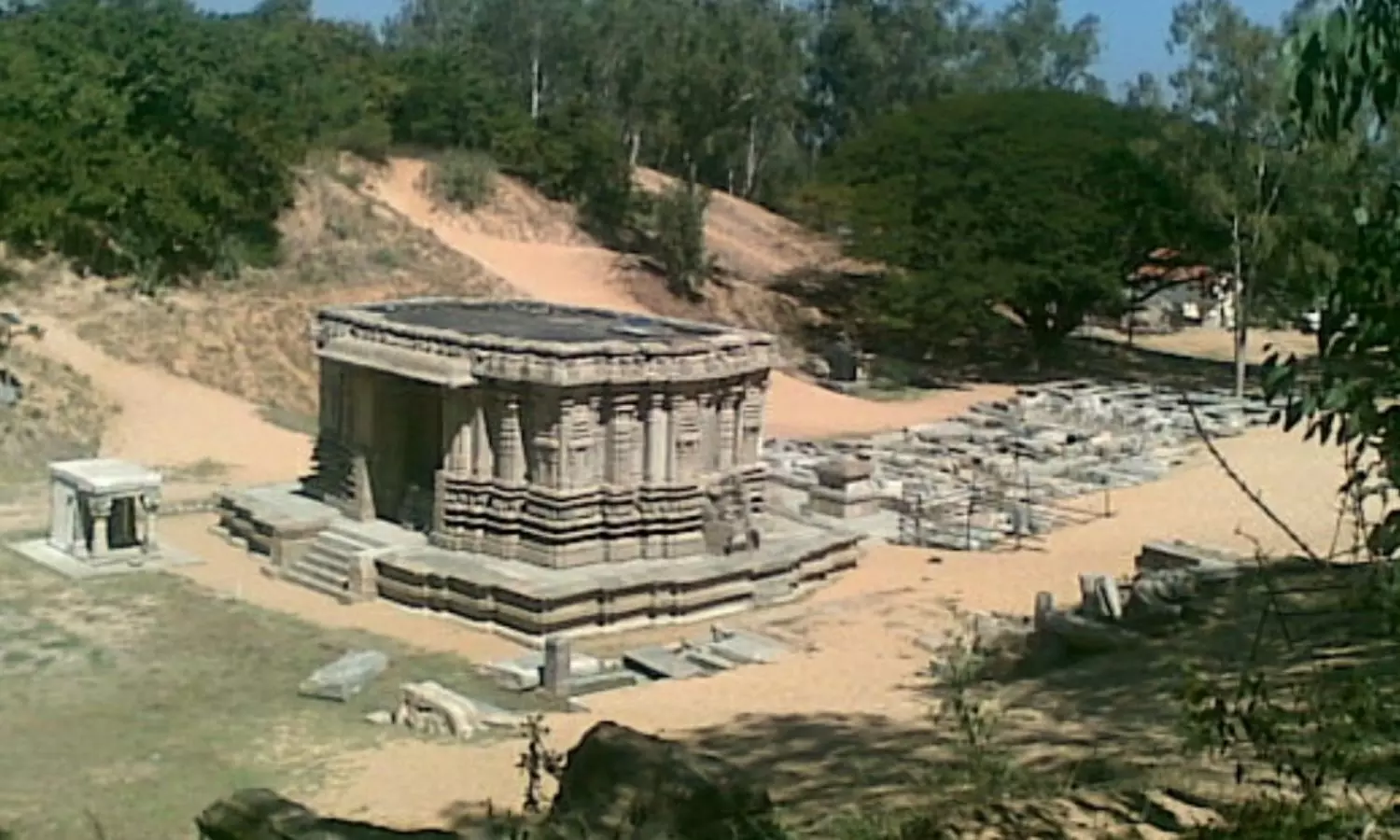Talakadu Temples: ఇసుకలో కూరుకుపోతున్న తలకాడు ఆలయాలు... ఆ రాజ వంశానికి మహాశాపం Talakadu Temples: ఇసుకలో కూరుకుపోతున్న తలకాడు ఆలయాలు... ఆ రాజ వంశానికి మహాశాపం