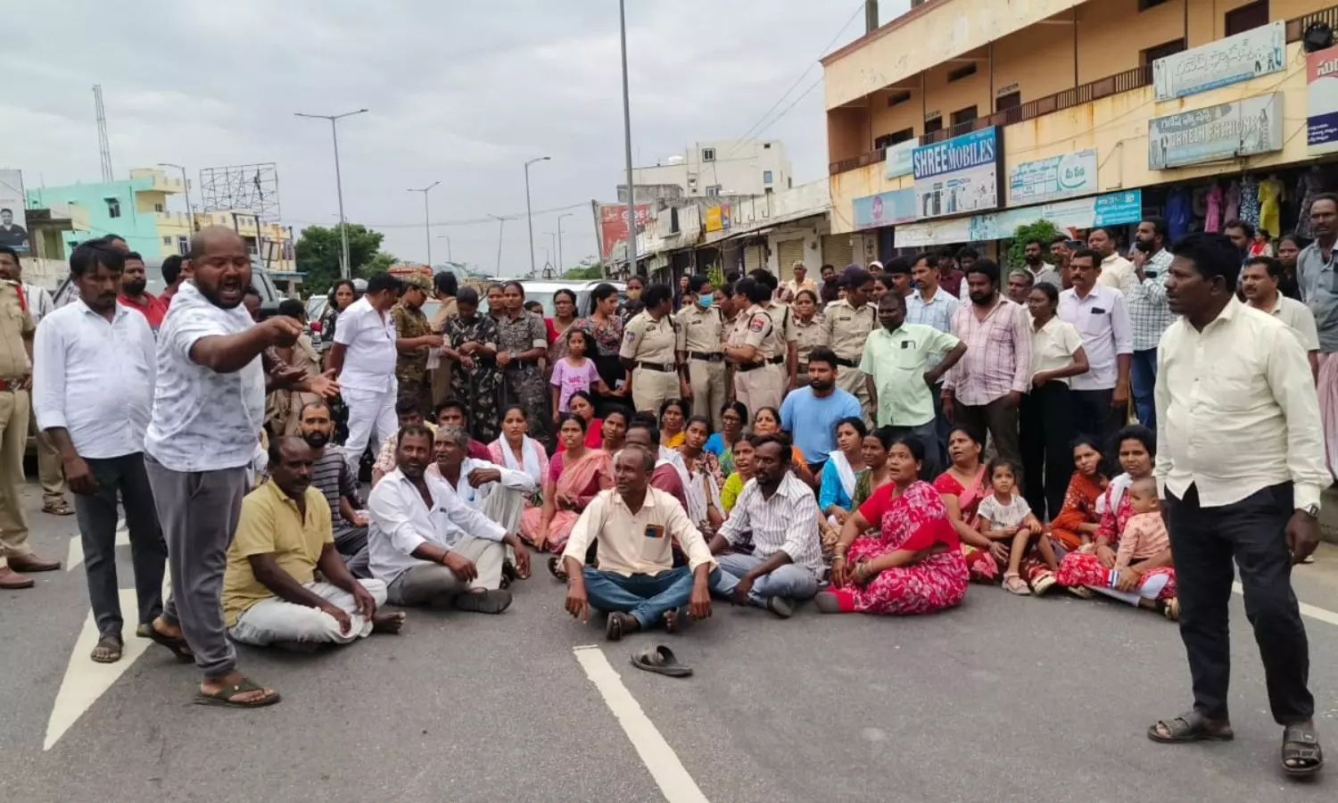 Karimnagar: రాజేందర్ మృతిపై గన్నేరువరంలో భగ్గుమన్న బాధితులు! Karimnagar: రాజేందర్ మృతిపై గన్నేరువరంలో భగ్గుమన్న బాధితులు!